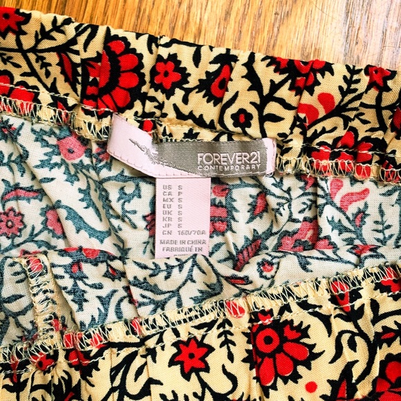 ✨HP✨ NWT FOREVER 21 RED FLORAL SHORTS SIZE SMALL - Picture 3 of 3
